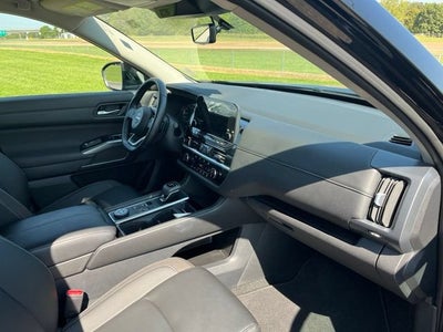 2025 Nissan Pathfinder SL